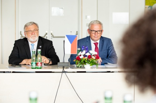 Von links: Jaroslav Doubrava, Mitglied des Ausschusses für EU Angelegenheiten des tschechischen Senats, David Smoliak, Vorsitzender des Ausschusses für EU Angelegenheiten des tschechischen Senats während des Arbeitsgesprächs
