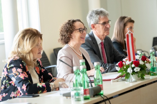 Bundesratspräsidentin Christine Schwarz-Fuchs (ÖVP), Mitte, mit Mitarbeiter:innen der Parlamentsdirektion während des Arbeitsgesprächs