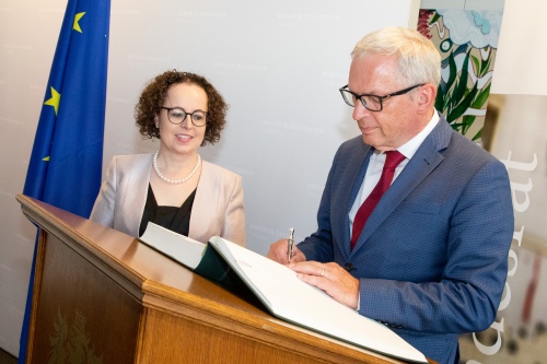 Von rechts: David Smoliak, Vorsitzender des Ausschusses für EU Angelegenheiten des tschechischen Senats beim Eintrag ins Gästebuch, Bundesratspräsidentin Christine Schwarz-Fuchs (ÖVP)