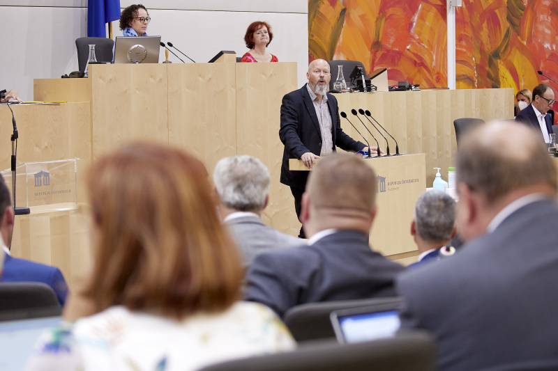 Am Rednerpult Vorsitzender der Bundesratsfraktion Marco Schreuder (GRÜNE)