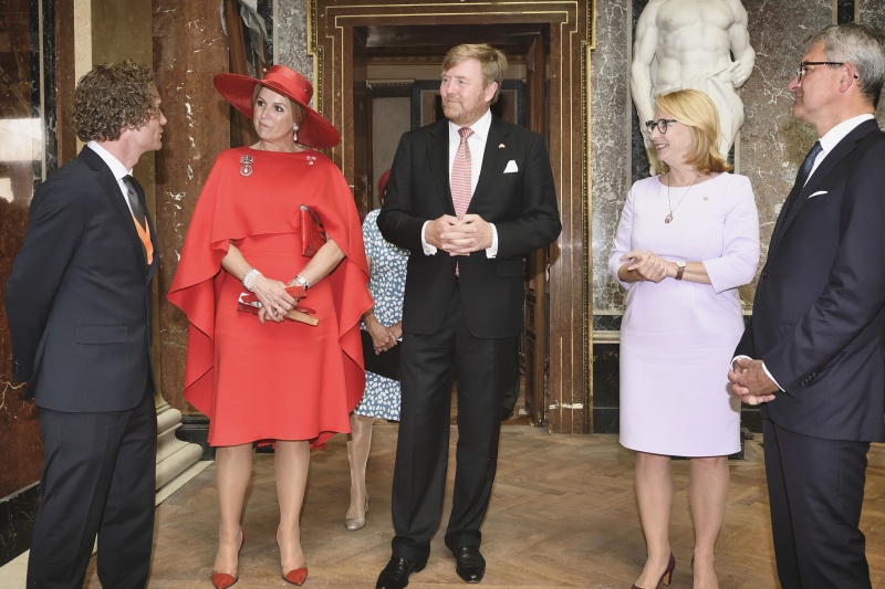 Besuch der Parlamentsbaustelle. Von rechts: Parlamentsvizedirektor Alexis Wintoniak, Zweite Nationalratspräsidentin Doris Bures (SPÖ), S.M. König Willem Alexander mit I.M. Königin Maxima von Oranje-Nassau
