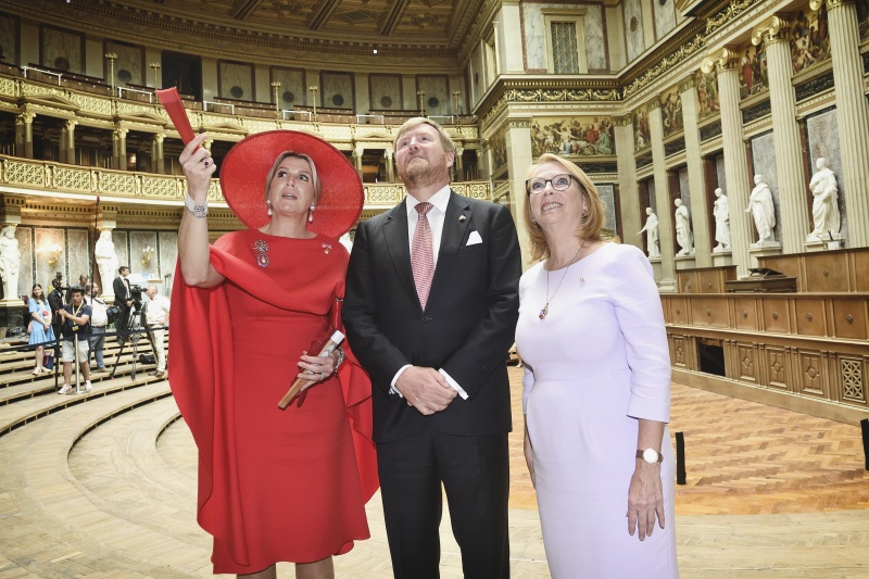 Besuch der Parlamentsbaustelle. Von rechts: Zweite Nationalratspräsidentin Doris Bures (SPÖ), S.M. König Willem Alexander mit I.M. Königin Maxima von Oranje-Nassau