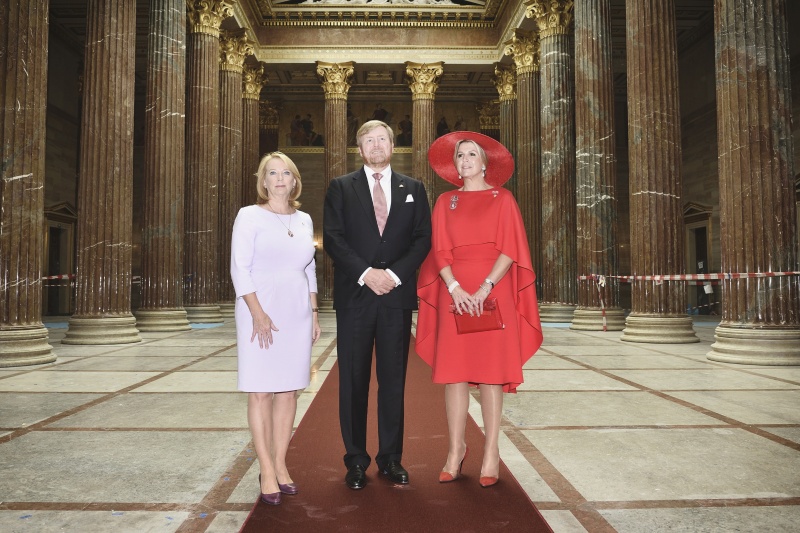 Besuch der Parlamentsbaustelle. Von links: Zweite Nationalratspräsidentin Doris Bures (SPÖ), S.M. König Willem Alexander mit I.M. Königin Maxima von Oranje-Nassau.