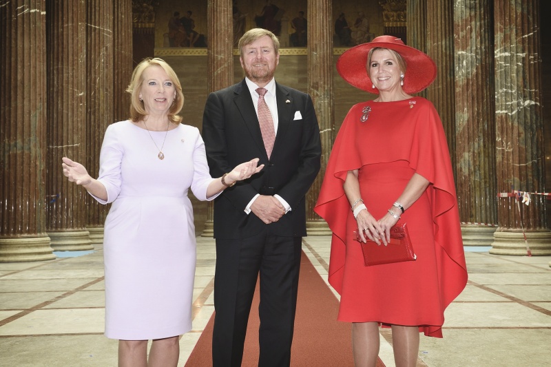 Besuch der Parlamentsbaustelle. Von links: Zweite Nationalratspräsidentin Doris Bures (SPÖ), S.M. König Willem Alexander mit I.M. Königin Maxima von Oranje-Nassau.