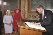 Besuch der Parlamentsbaustelle. S.M. König Willem Alexander von Oranje-Nassau beim Eintrag ins Gästebuch