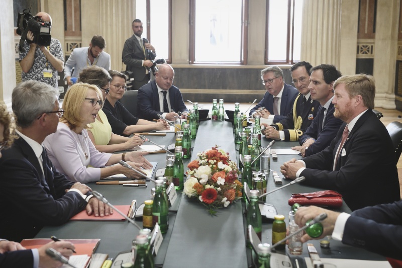 Besuch der Parlamentsbaustelle. Rechte Tischhälfte: S.M. König Willem Alexander von Oranje-Nassau mit niederländischen Delegation. Linke Tischhälfte: Zweite Nationalratspräsidentin Doris Bures (SPÖ) mit österreichischer Delegation