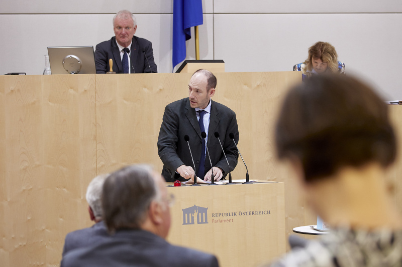 Am Rednerpult Bundesrat Karl-Arthur Arlamovsky (NEOS)