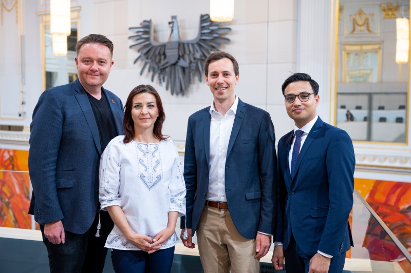 Von links: Nationalratsabgeordneter Mario Lindner (SPÖ), Nationalratsabgeordnete Ewa Ernst-Dziedzic (Grüne), Nationalratsabgeordneter Nico Marchetti (ÖVP), Nationalratsabgeordneter Yannick Shetty (NEOS)