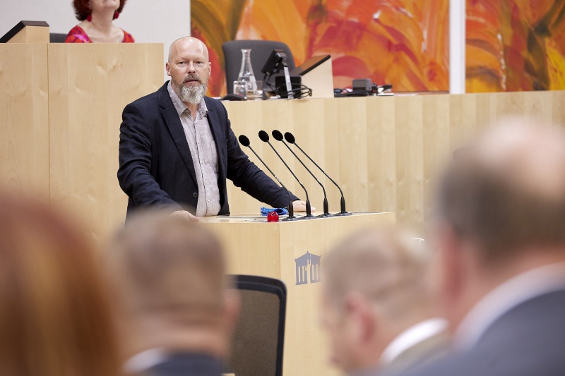 Am Rednerpult Vorsitzender der Bundesratsfraktion Marco Schreuder (GRÜNE)