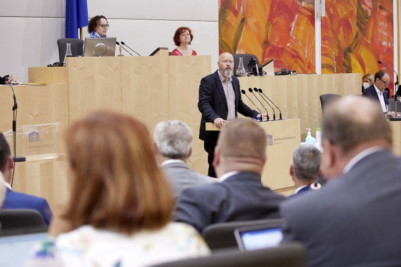 Am Rednerpult Vorsitzender der Bundesratsfraktion Marco Schreuder (GRÜNE)