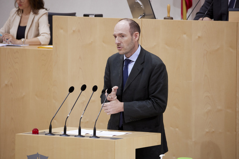 Am Rednerpult Bundesrat Karl-Arthur Arlamovsky (NEOS)