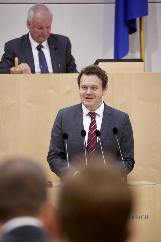 Am Rednerpult Bundesrat Sascha Obrecht (SPÖ)
