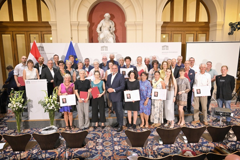 Gruppenfoto mit allen Preisträger*innen