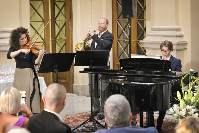 Musikalische Untermalung: Anna Rothschild Ensemble