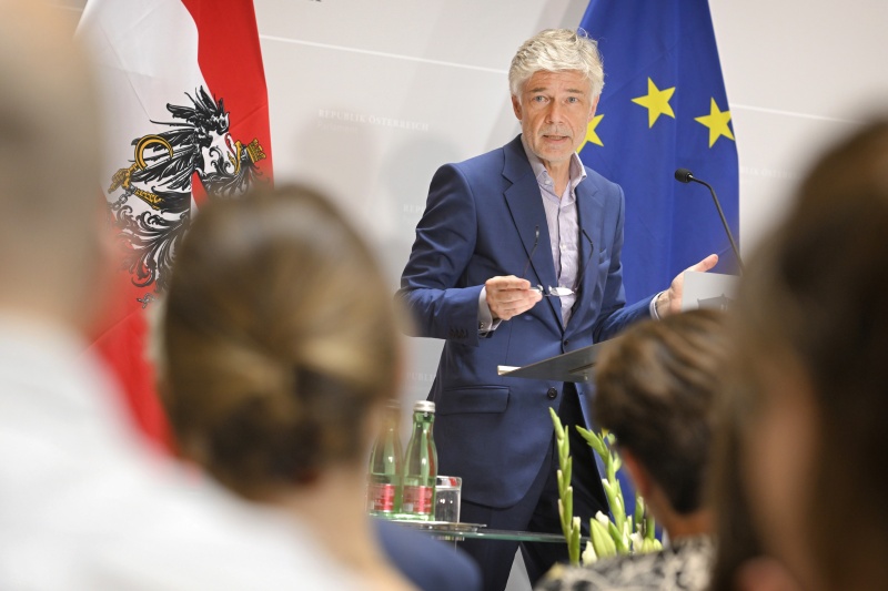 Begrüßung durch Parlamentsdirektor Harald Dossi