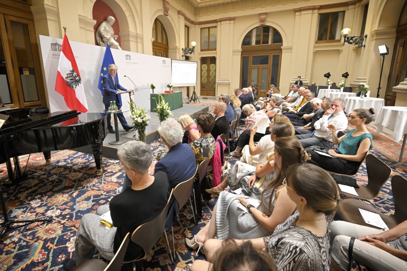 Begrüßung durch Parlamentsdirektor Harald Dossi