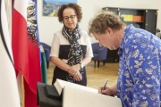 Von links: Bundesratspräsidentin Christine Schwarz-Fuchs (ÖVP), Eintrag in das Gästebuch durch Botschafterin von Liechtenstein Maria-Pia Kothbauer