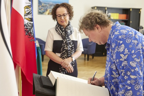 Von links: Bundesratspräsidentin Christine Schwarz-Fuchs (ÖVP), Eintrag in das Gästebuch durch Botschafterin von Liechtenstein Maria-Pia Kothbauer