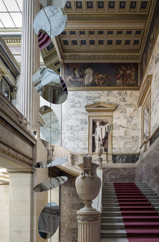 Eva Schlegel - extension of public space, 2022 - VSG Spiegel, Stahlseil, Stahlhalterungen, 140 cm x 1700 cm