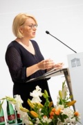 Am Rednerpult Nationalratsabgeordnete Bettina Rausch (ÖVP)