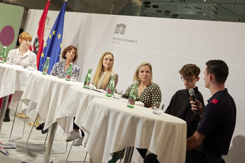 Interview mit den ehrenamtlich Tätigen, von links: Laura Schaufler Rotes Kreuz, Monica Müller Momo Kinderhospiz, Leonie Ferscha Sportunion, Moderatorin Rebekka Salzer, Dominik Drljo aha Jugendinfo, Mateo Palac Freiwillige Feuerwehr