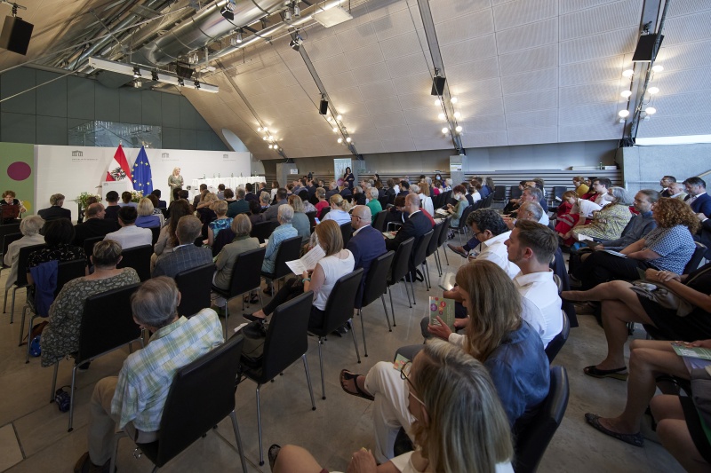 Moderation durch Rebekka Salzer