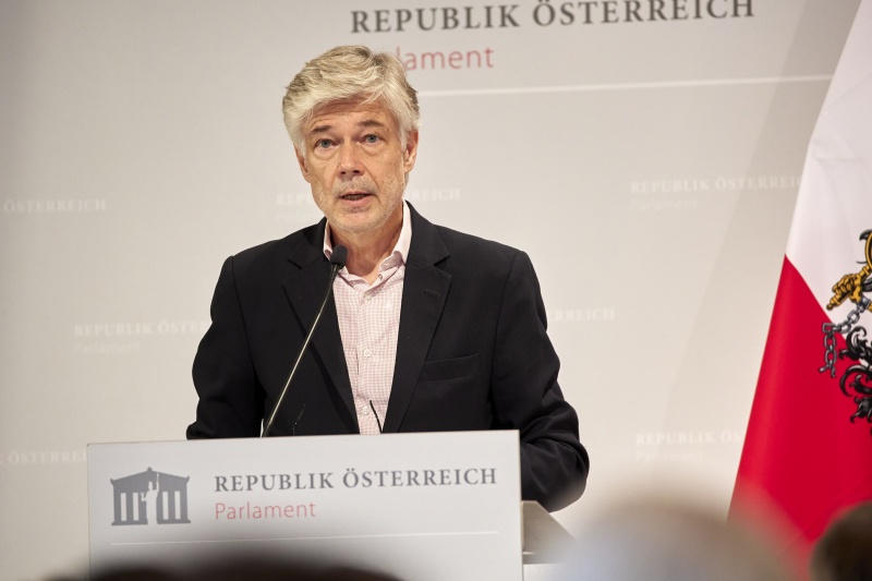 Begrüßung durch Parlamentsdirektor Harald Dossi