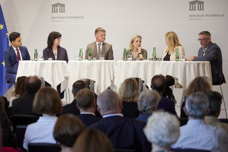 Interview mit den Bereichssprecher:innen, von links: Nationalratsabgeordneter Yannick Shetty (NEOS), Nationalratsabgeordnete Rosa Ecker (FPÖ), Nationalratsabgeordneter Andreas Hanger (ÖVP), Moderatorin Rebekka Salzer, Nationalratsabgeordnete Elisabeth Feichtinger (SPÖ), Nationalratsabgeordneter Ralph Schallmeiner (GRÜNE)