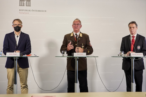 Präsentation, von links: CEO Rosenbauer International Dieter Siegel, Feuerwehrvizepräsident Peter Hölzl, Generalsekretär Rotes Kreuz Michael Opriesnig