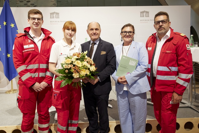 2. von links: Laura Schaufler Rotes Kreuz, 3. von links: Nationalratspräsident Wolfgang Sobotka (ÖVP), 4. von links: Nationalratsabgeordnete Alexandra Tanda (ÖVP)