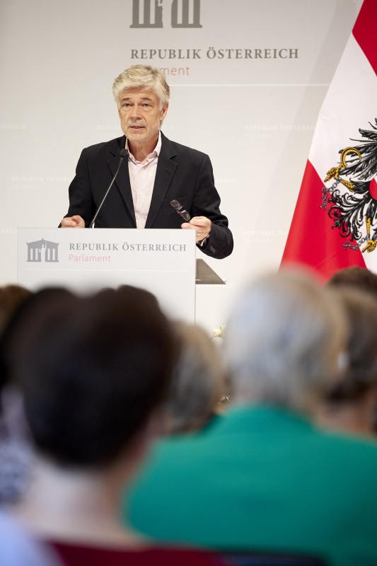 Begrüßung durch Parlamentsdirektor Harald Dossi