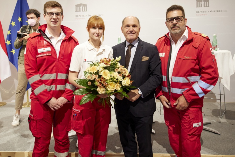 2. von links: Laura Schaufler Rotes Kreuz, 3. von links: Nationalratspräsident Wolfgang Sobotka (ÖVP)