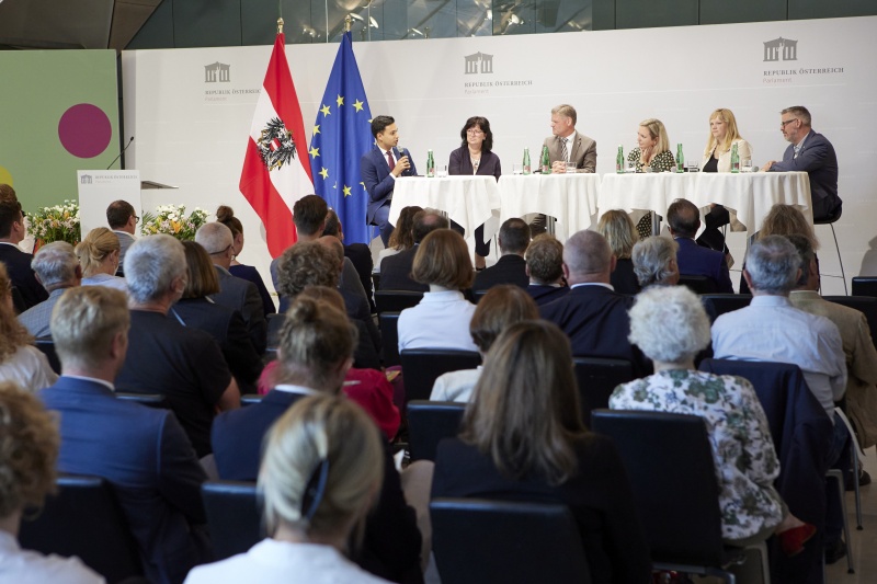 Interview mit den Bereichssprecher:innen, von links: Nationalratsabgeordneter Yannick Shetty (NEOS), Nationalratsabgeordnete Rosa Ecker (FPÖ), Nationalratsabgeordneter Andreas Hanger (ÖVP), Rebekka Salzer, Nationalratsabgeordnete Elisabeth Feichtinger (SPÖ), Nationalratsabgeordneter Ralph Schallmeiner (GRÜNE)