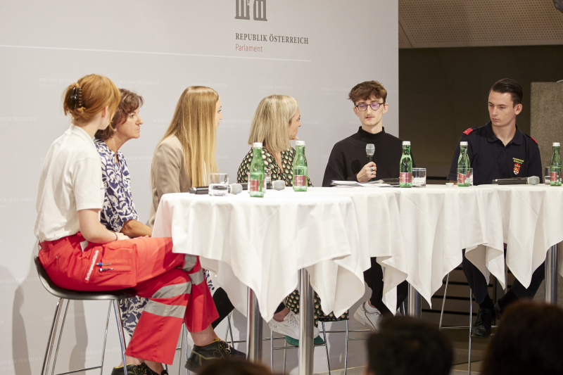 Interview mit den ehrenamtlich Tätigen, von links: Laura Schaufler Rotes Kreuz, Monica Müller Momo Kinderhospiz, Leonie Ferscha Sportunion, Rebekka Salzer, Dominik Drljo aha Jugendinfo, Mateo Palac Freiwillige Feuerwehr
