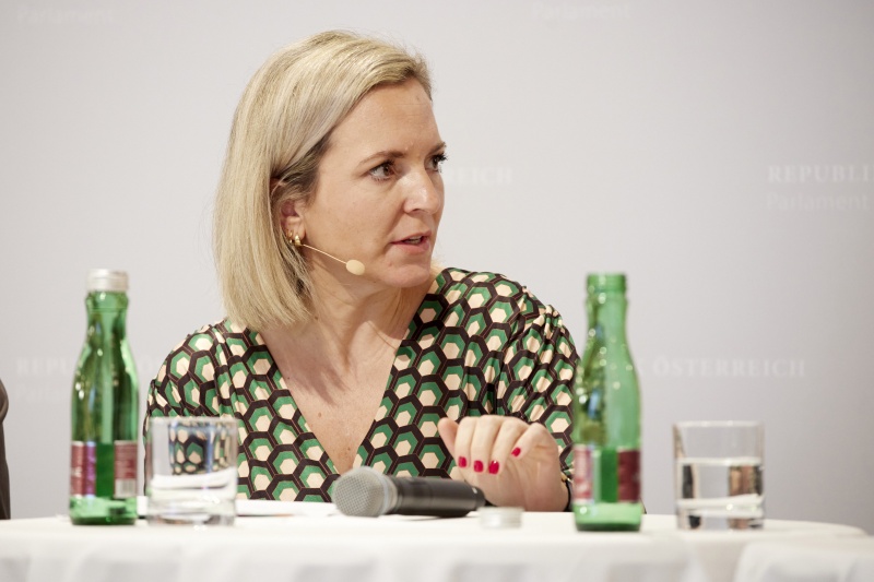 Interview mit den Bereichssprecher:innen, Moderatorin  Rebekka Salzer