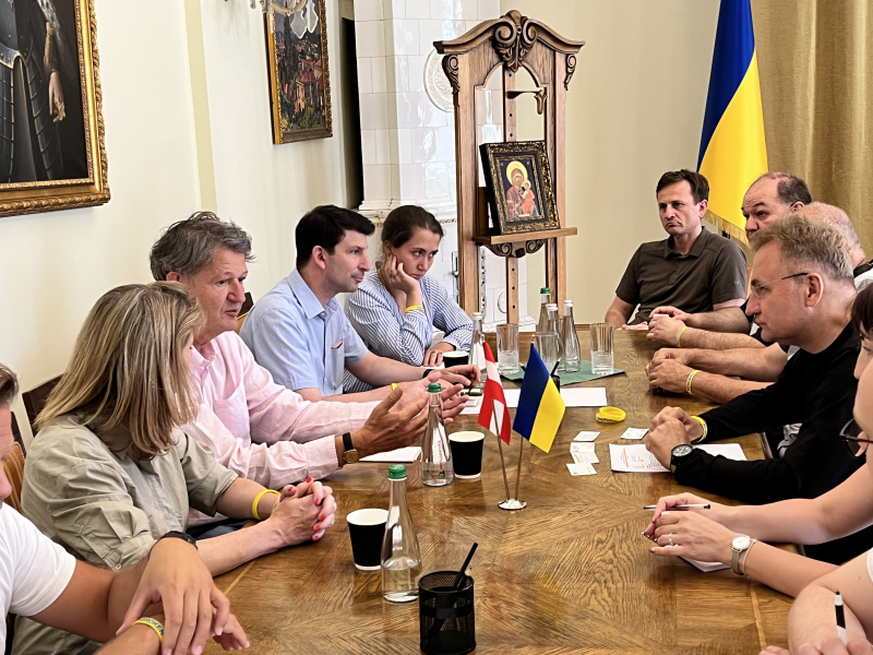 Aussprache. Linke Tischhälfte: Klubobfrau Beate Meinl-Reisinger (NEOS) (2. von links), Obmann der bilateralen parlamentarischen Gruppe Österreich-Ukraine, Moldau, Belarus, Helmut Brandstätter (NEOS) (3. von links). Rechte Tischhäfte: Bürgermeister Andrij Sadowyj