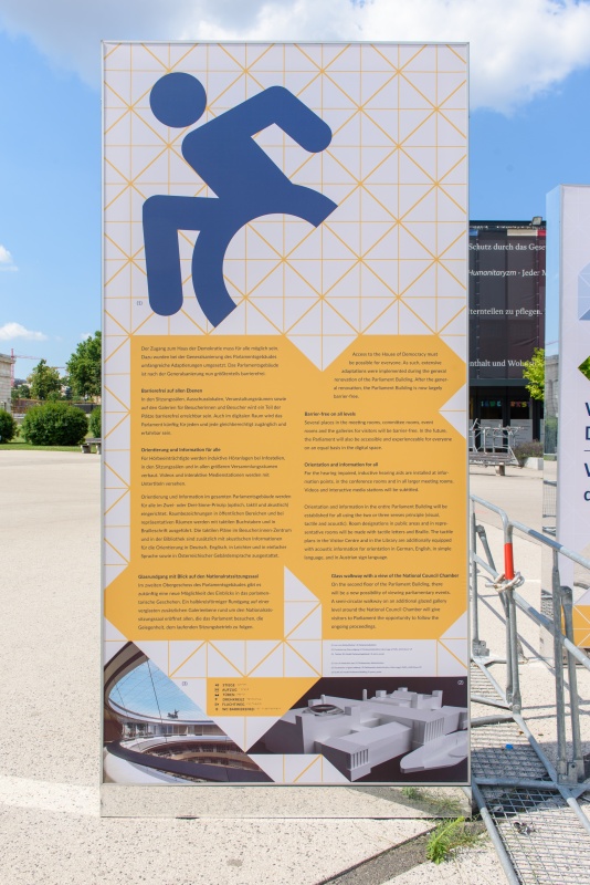 Parlamentsgebäude nach der Generalsanierung größtenteils barrierefrei - Stele 10 Vorderseite