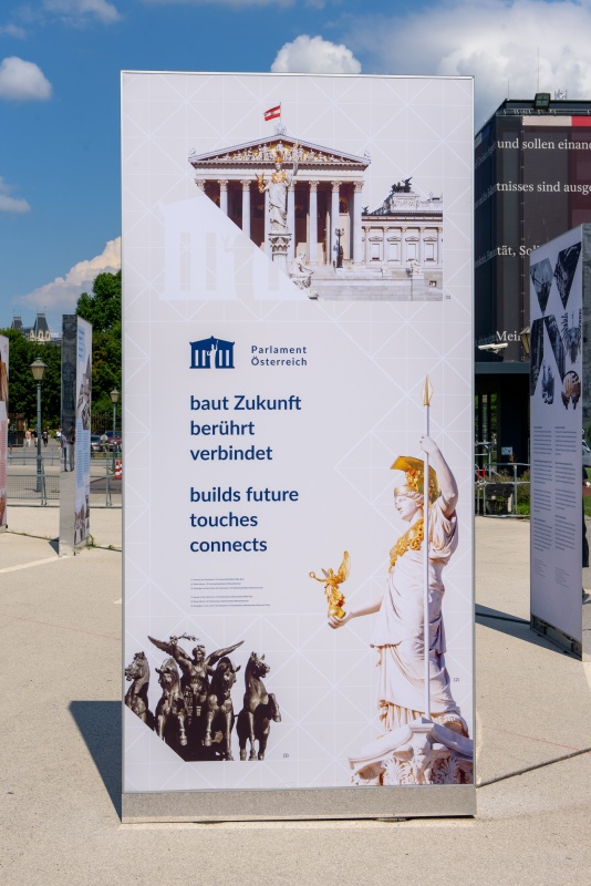 baut Zukunft  berührt verbindet - Stele 1 Vorderseite