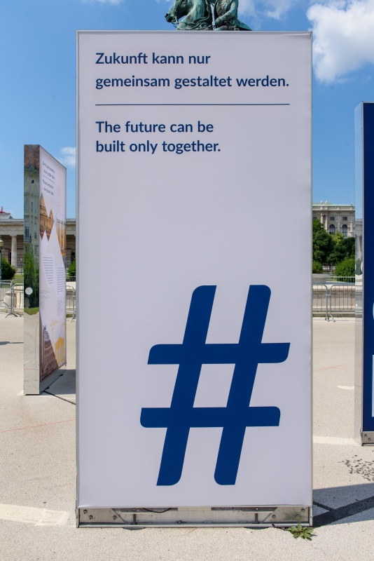 Zukunft kann nur gemeinsam gestaltet werden. Stele 2 Vorderseite