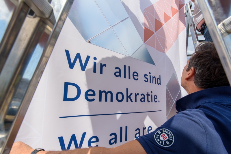 Installation der neuen Ausstellungsplakate