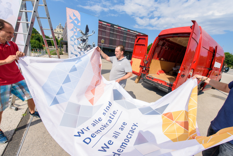 Installation der neuen Ausstellungsplakate