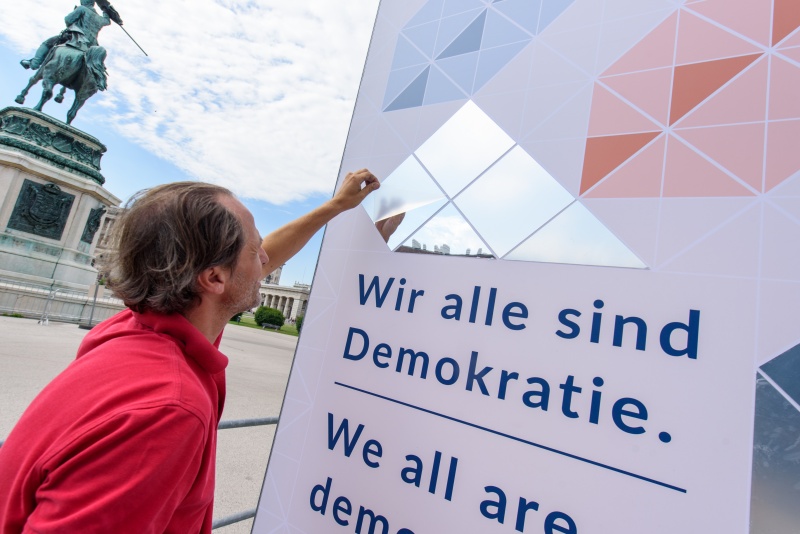 Installation der neuen Ausstellungsplakate