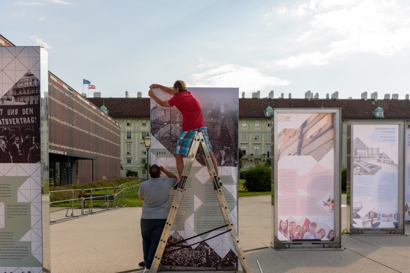 Austausch der Plakate am Heldenplatz