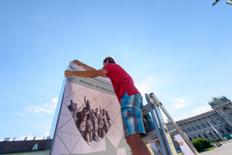 Installation der neuen Ausstellungsplakate