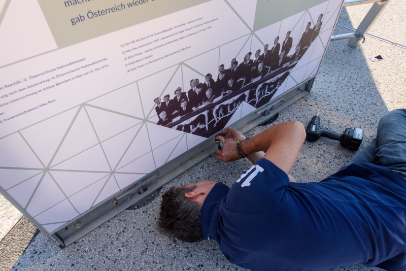 Installation der neuen Ausstellungsplakate