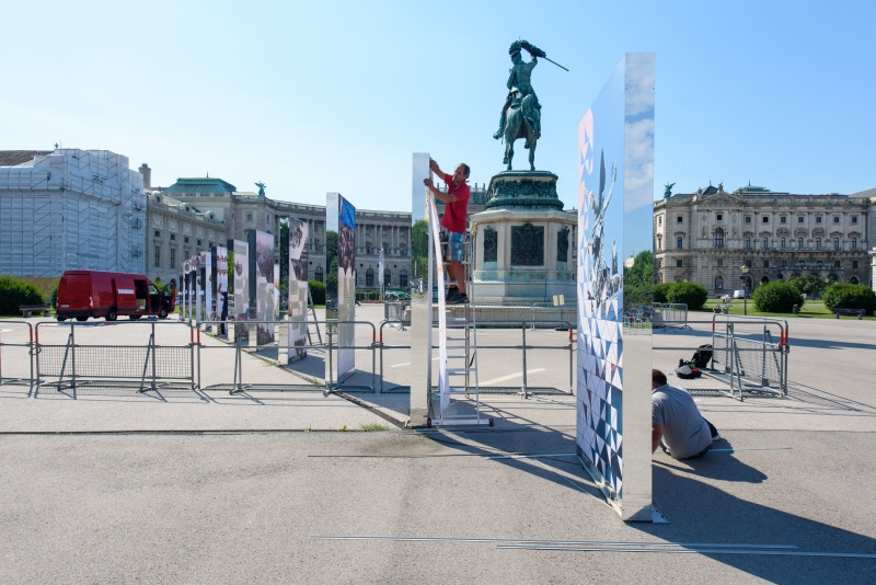 Installation der neuen Ausstellungsplakate