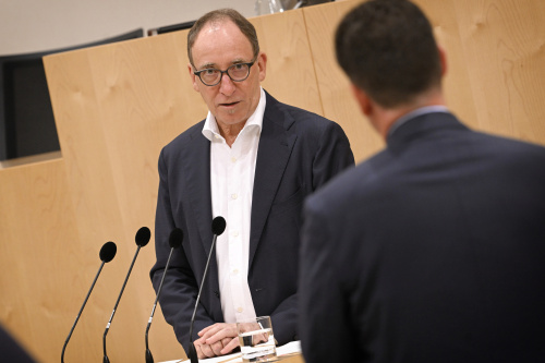 Sozialminister Johannes Rauch (GRÜNE) bei der Beantwortung am Rednerpult