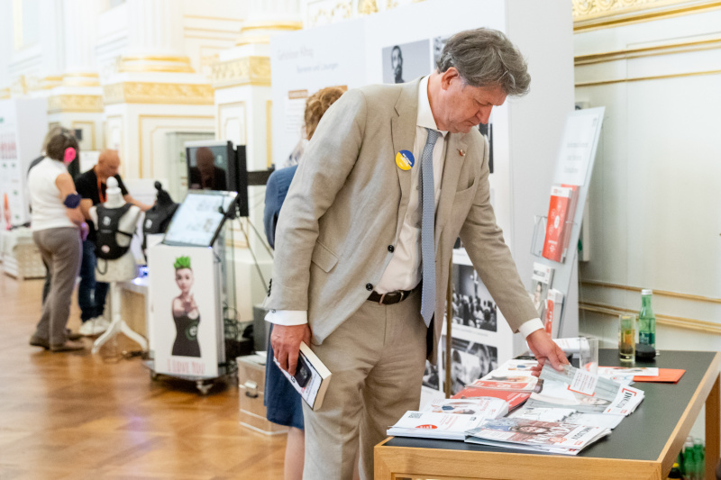 Nationalratsabgeordneter Helmut Brandstätter (NEOS) an einem Infostand