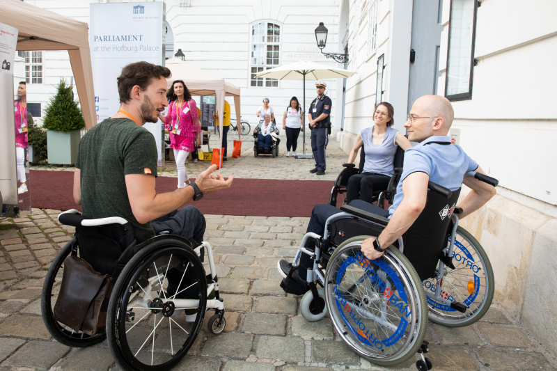 Infostand zu körperlichen Einschränkungen.