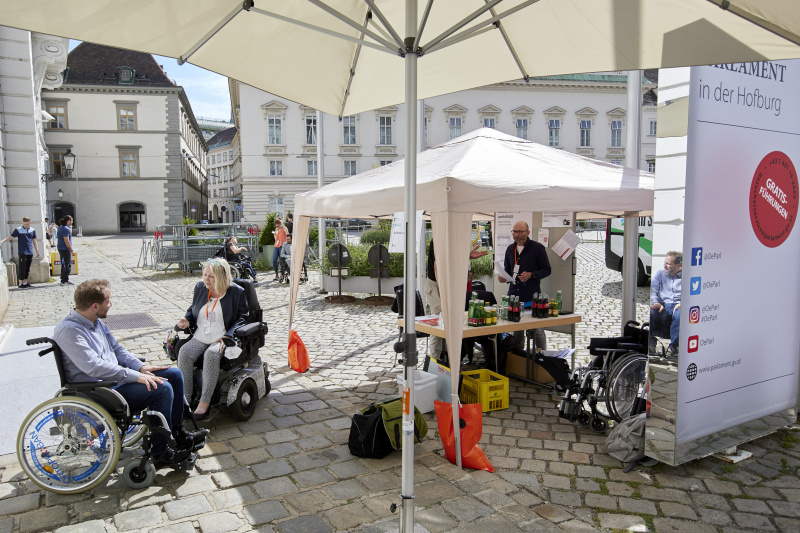 Veranstaltungsteilnehmner:innen besuchen eine Station im Rahmen des Workshops